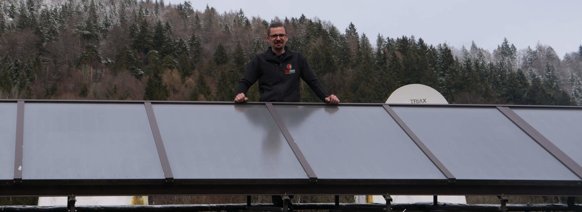 Michael Unterlechner hinter einem Solarpanel