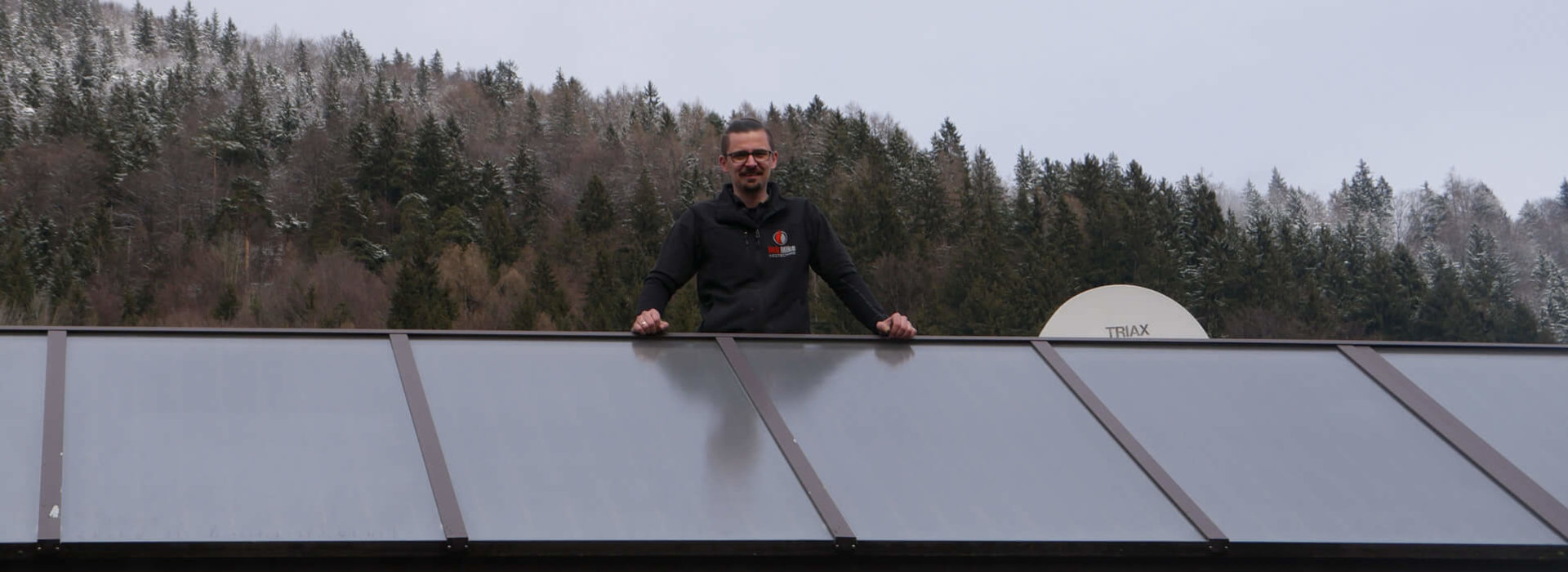 Michael Unterlechner hinter einem Solarpanel